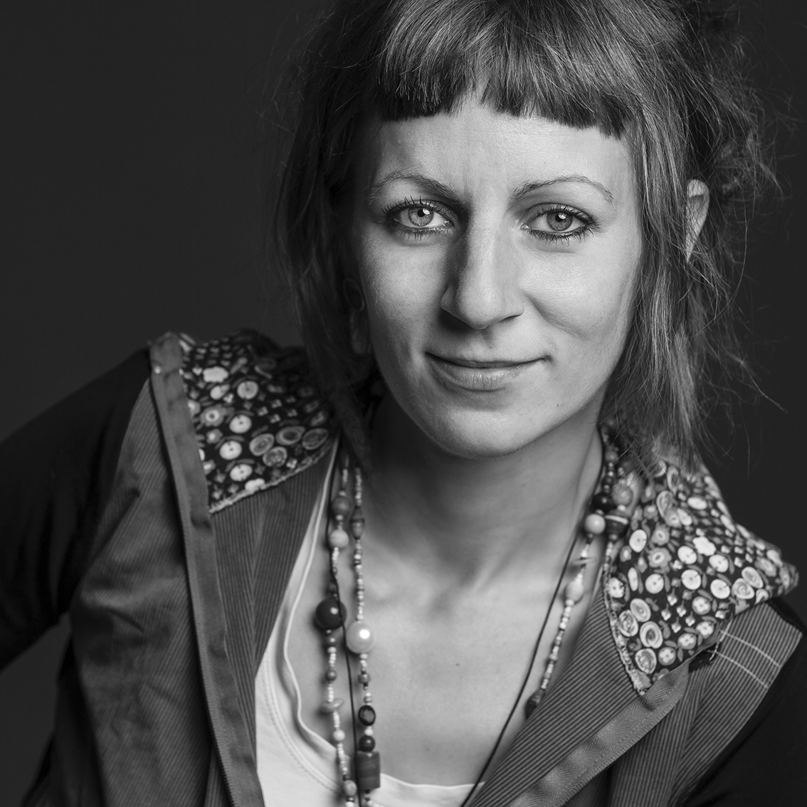 Ein Porträt der Kursleiterin Elena Pisi in schwarz-weiß