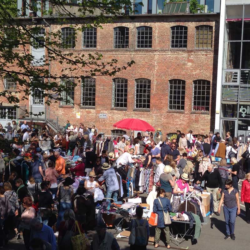 Goldbekhaus Hof mit Flohmarktständen und Menschen