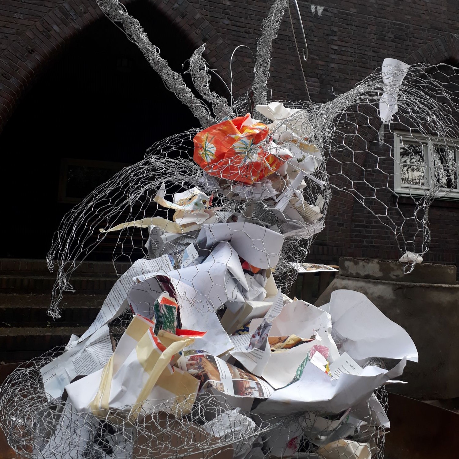 Skulptur aus Drahtgebilden und bunten Papiere, die ineinander verboben sind