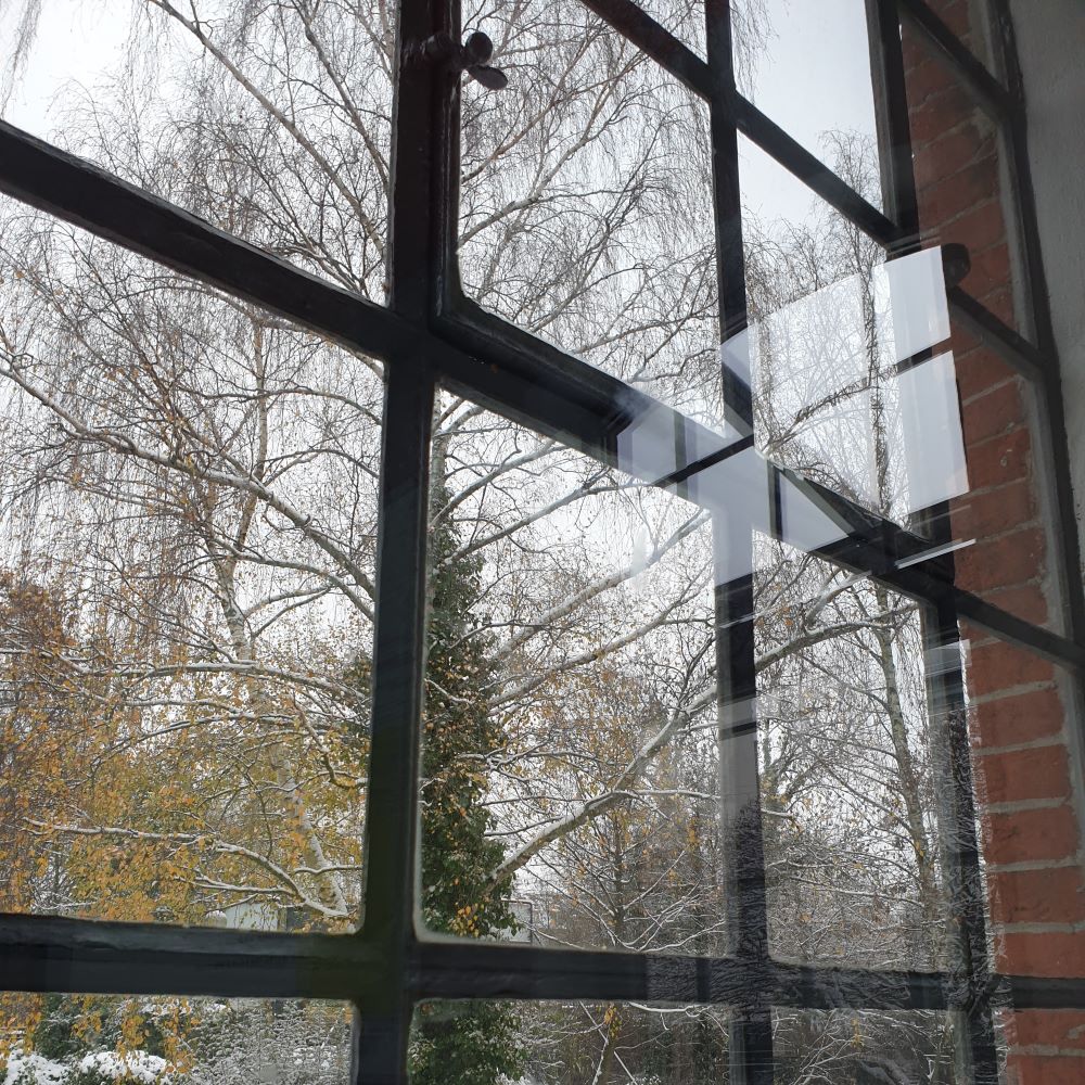 Blick auf dem Fenster auf verschneite Bäume