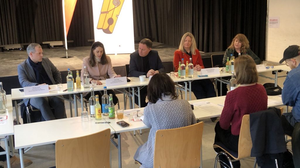 Teilnehmende der Pressekonferenz sitzen an Tischen, darunter der Kultursenator Dr. Carsten Bosda, Dorit und Alexander Otto sowie Katharina Behrens, Geschäftsführerin vom Goldbekhaus und Katrin Lowitz vom Theater Mär.
