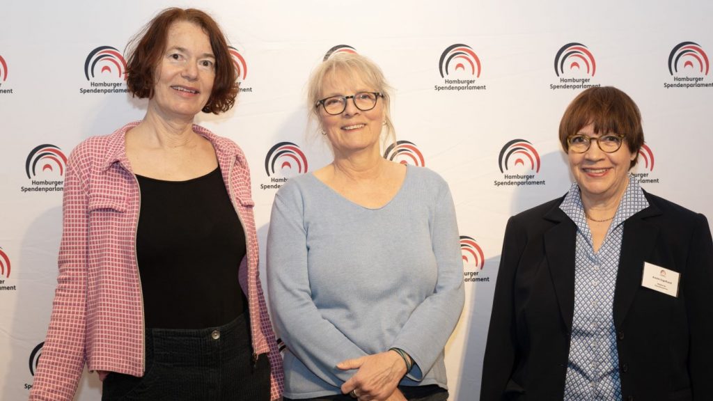 Astrid Jawara und Sonja Hemme mit Anette Engelhardt, Mitglied der Finanzkommission, gucken freundlich in die Kamera