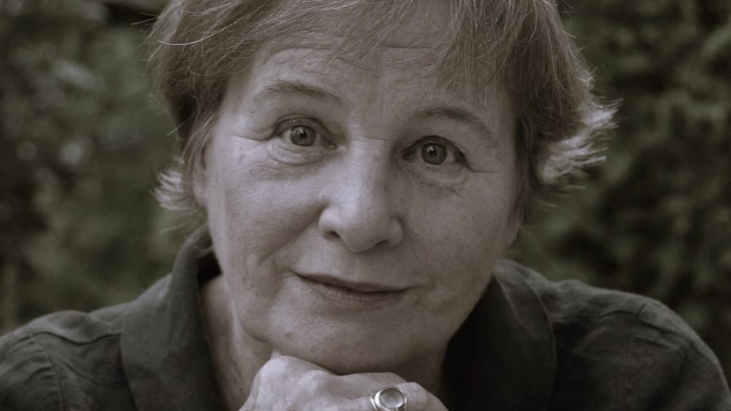 Jutta Bauer schaut in die Kamera