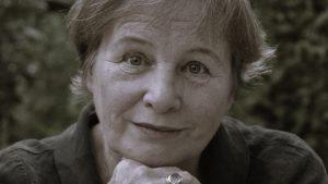 Jutta Bauer schaut in die Kamera