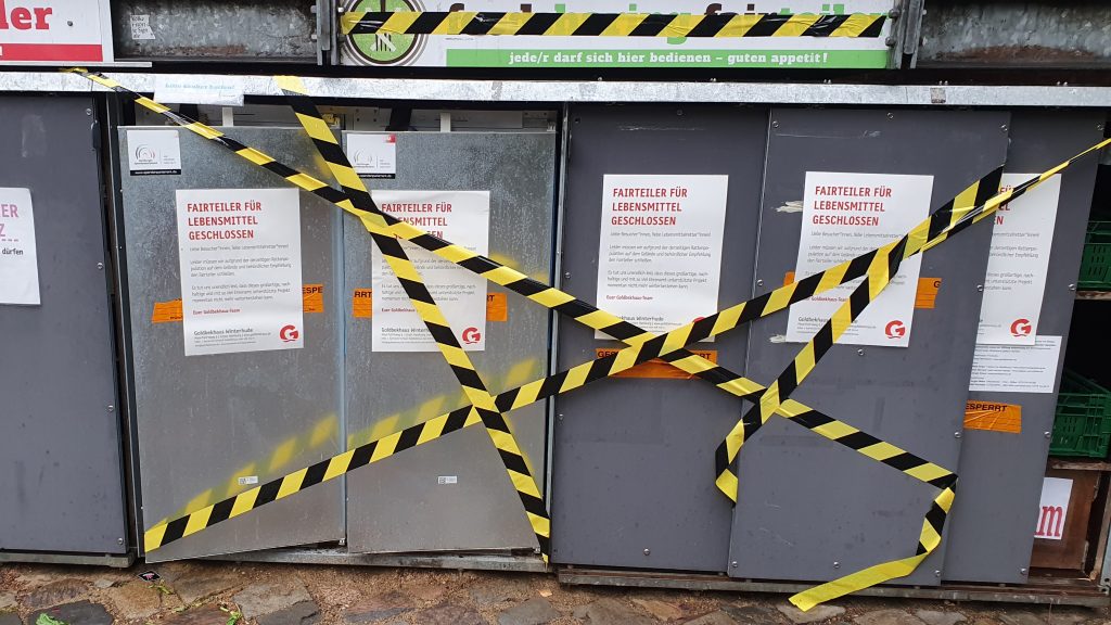 Der Fairteiler am Goldbekhaus Bändern, die die Türen abkleben