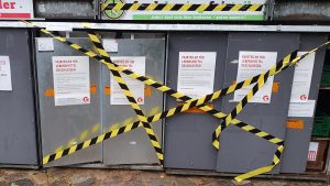 Der Fairteiler am Goldbekhaus Bändern, die die Türen abkleben