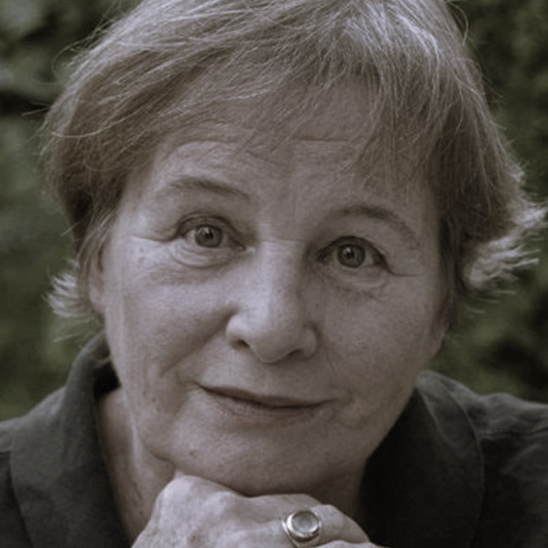 Jutta Bauer schaut in die Kamera