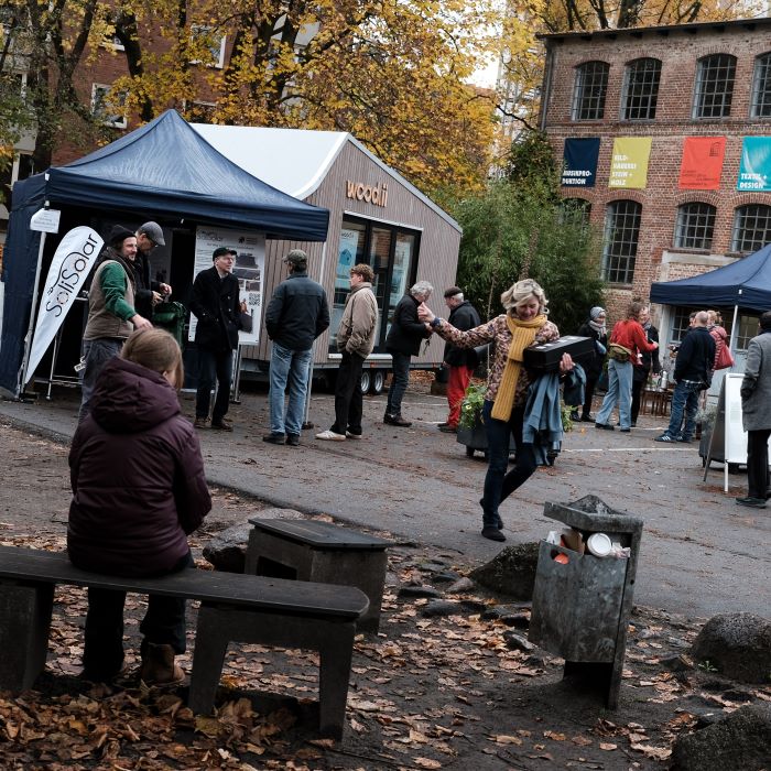 Der Goldbekhof ist Herbt mit dem Woodie und Zelten. Davor stehen einige Menschen, die miteinander reden und in Aktion sind