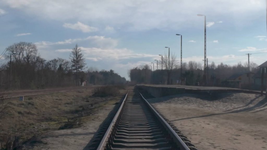 Zugschienen ziehen sich durch eine Landschaft