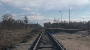 Zugschienen ziehen sich durch eine Landschaft